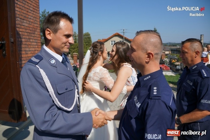Zdjęcie w galerii na portalu naszraciborz.pl: Kompania honorowa na ślubie raciborskiego policjanta  wiadomości z regionu