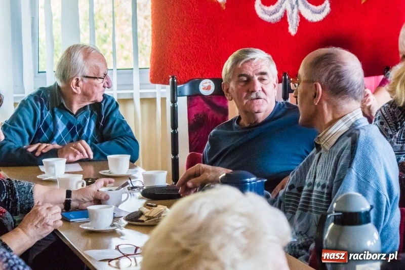 Zdjęcie w galerii na portalu naszraciborz.pl: Raciborscy emeryci i renciści świętowali stulecie Niepodległości w Sokole wiadomości z regionu