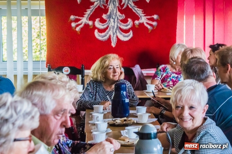 Zdjęcie w galerii na portalu naszraciborz.pl: Raciborscy emeryci i renciści świętowali stulecie Niepodległości w Sokole wiadomości z regionu