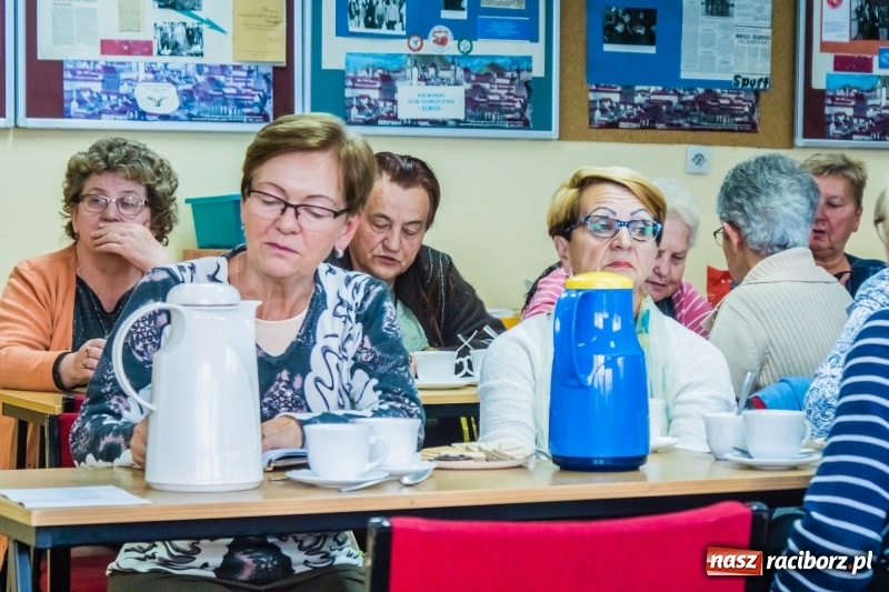 Zdjęcie w galerii na portalu naszraciborz.pl: Raciborscy emeryci i renciści świętowali stulecie Niepodległości w Sokole wiadomości z regionu