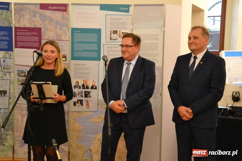 Zdjęcie w galerii na portalu naszraciborz.pl: W dwóch światach. 25 niemieckich historii. Prezentacja mniejszości niemieckich na zamku  wiadomości z regionu