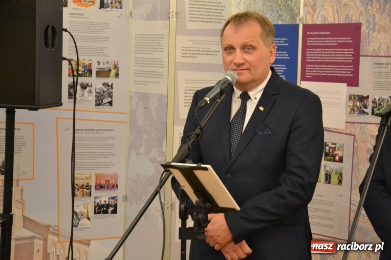 Zdjęcie w galerii na portalu naszraciborz.pl: W dwóch światach. 25 niemieckich historii. Prezentacja mniejszości niemieckich na zamku  wiadomości z regionu