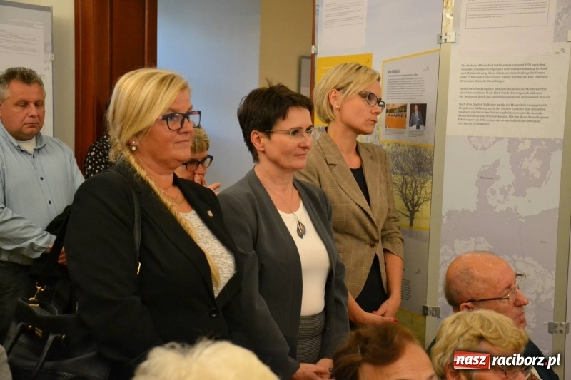 Zdjęcie w galerii na portalu naszraciborz.pl: W dwóch światach. 25 niemieckich historii. Prezentacja mniejszości niemieckich na zamku  wiadomości z regionu