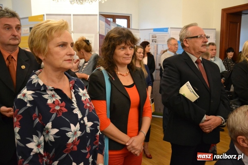 Zdjęcie w galerii na portalu naszraciborz.pl: W dwóch światach. 25 niemieckich historii. Prezentacja mniejszości niemieckich na zamku  wiadomości z regionu