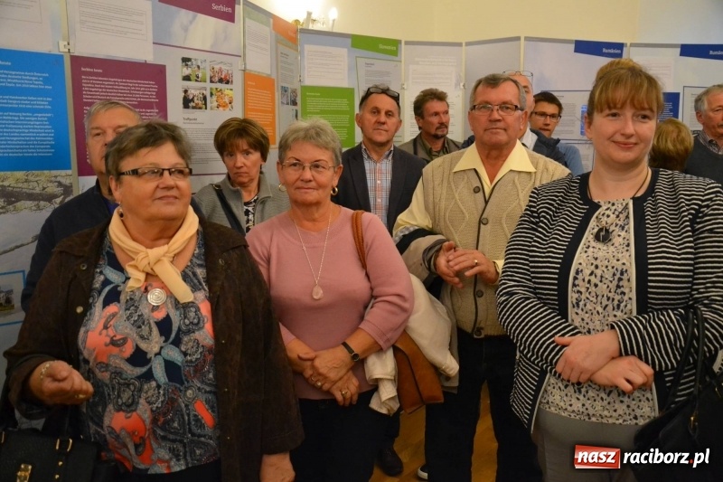 Zdjęcie w galerii na portalu naszraciborz.pl: W dwóch światach. 25 niemieckich historii. Prezentacja mniejszości niemieckich na zamku  wiadomości z regionu