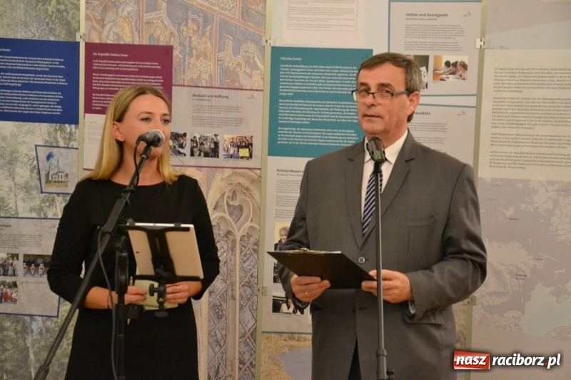 Zdjęcie w galerii na portalu naszraciborz.pl: W dwóch światach. 25 niemieckich historii. Prezentacja mniejszości niemieckich na zamku  wiadomości z regionu