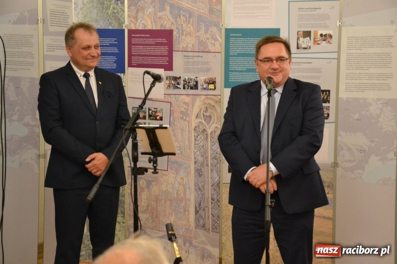 Zdjęcie w galerii na portalu naszraciborz.pl: W dwóch światach. 25 niemieckich historii. Prezentacja mniejszości niemieckich na zamku  wiadomości z regionu