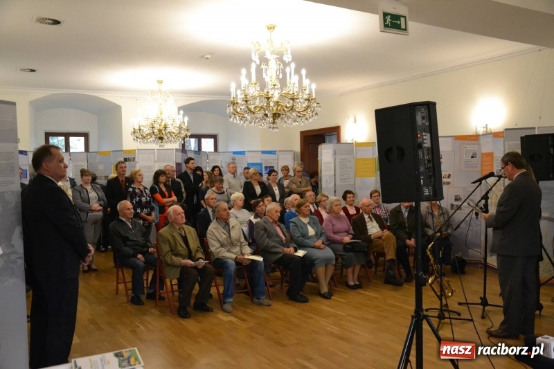 Zdjęcie w galerii na portalu naszraciborz.pl: W dwóch światach. 25 niemieckich historii. Prezentacja mniejszości niemieckich na zamku  wiadomości z regionu