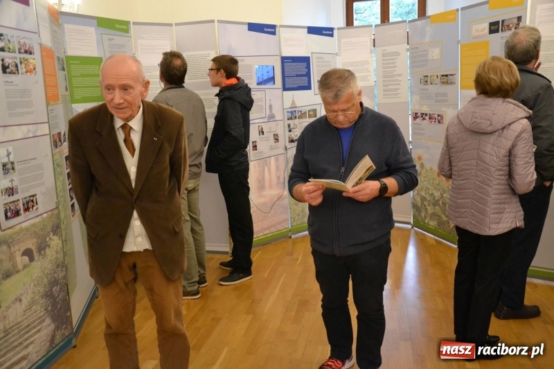 Zdjęcie w galerii na portalu naszraciborz.pl: W dwóch światach. 25 niemieckich historii. Prezentacja mniejszości niemieckich na zamku  wiadomości z regionu