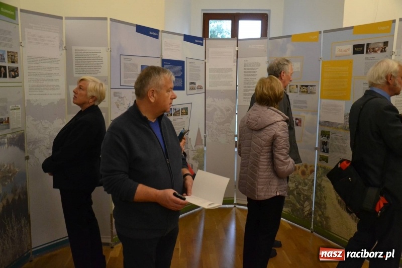 Zdjęcie w galerii na portalu naszraciborz.pl: W dwóch światach. 25 niemieckich historii. Prezentacja mniejszości niemieckich na zamku  wiadomości z regionu