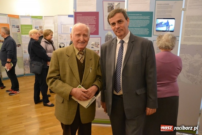 Zdjęcie w galerii na portalu naszraciborz.pl: W dwóch światach. 25 niemieckich historii. Prezentacja mniejszości niemieckich na zamku  wiadomości z regionu