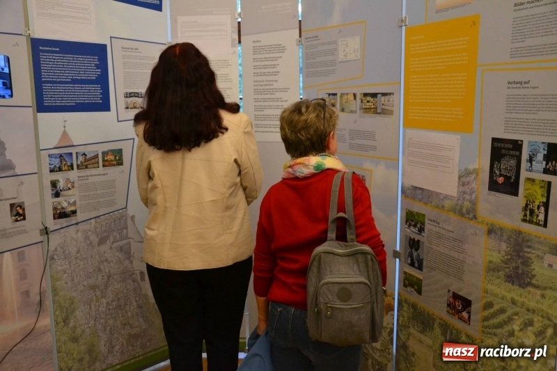 Zdjęcie w galerii na portalu naszraciborz.pl: W dwóch światach. 25 niemieckich historii. Prezentacja mniejszości niemieckich na zamku  wiadomości z regionu