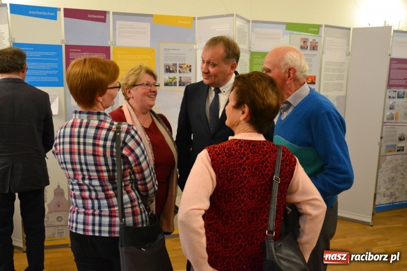 Zdjęcie w galerii na portalu naszraciborz.pl: W dwóch światach. 25 niemieckich historii. Prezentacja mniejszości niemieckich na zamku  wiadomości z regionu