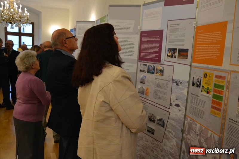 Zdjęcie w galerii na portalu naszraciborz.pl: W dwóch światach. 25 niemieckich historii. Prezentacja mniejszości niemieckich na zamku  wiadomości z regionu
