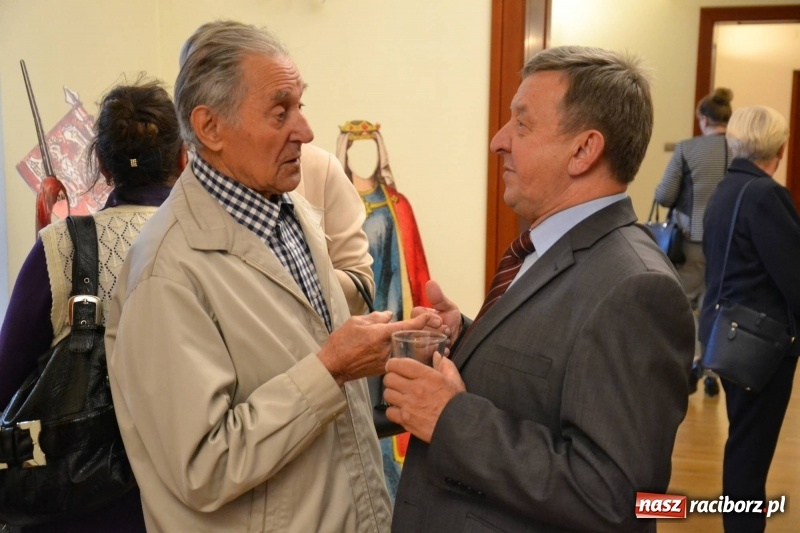 Zdjęcie w galerii na portalu naszraciborz.pl: W dwóch światach. 25 niemieckich historii. Prezentacja mniejszości niemieckich na zamku  wiadomości z regionu