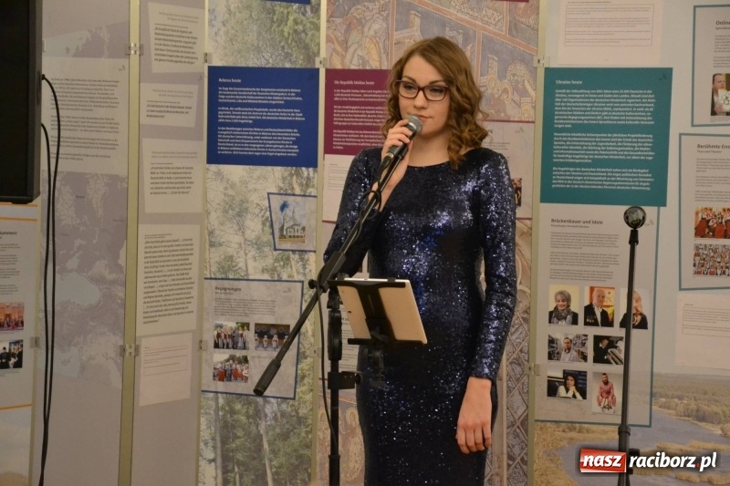 Zdjęcie w galerii na portalu naszraciborz.pl: W dwóch światach. 25 niemieckich historii. Prezentacja mniejszości niemieckich na zamku  wiadomości z regionu