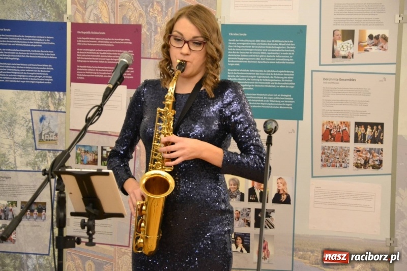 Zdjęcie w galerii na portalu naszraciborz.pl: W dwóch światach. 25 niemieckich historii. Prezentacja mniejszości niemieckich na zamku  wiadomości z regionu