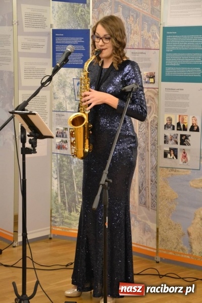 Zdjęcie w galerii na portalu naszraciborz.pl: W dwóch światach. 25 niemieckich historii. Prezentacja mniejszości niemieckich na zamku  wiadomości z regionu