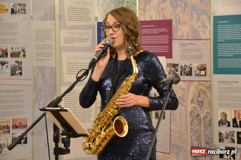 Zdjęcie w galerii na portalu naszraciborz.pl: W dwóch światach. 25 niemieckich historii. Prezentacja mniejszości niemieckich na zamku  wiadomości z regionu