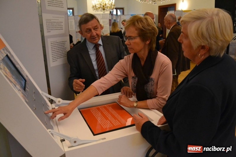 Zdjęcie w galerii na portalu naszraciborz.pl: W dwóch światach. 25 niemieckich historii. Prezentacja mniejszości niemieckich na zamku  wiadomości z regionu
