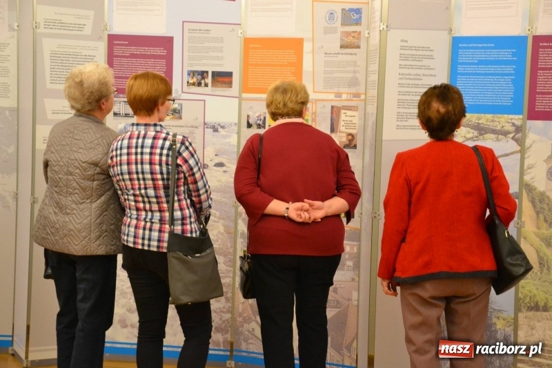 Zdjęcie w galerii na portalu naszraciborz.pl: W dwóch światach. 25 niemieckich historii. Prezentacja mniejszości niemieckich na zamku  wiadomości z regionu