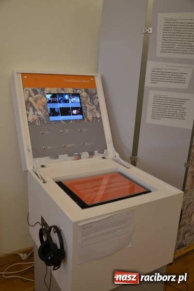 Zdjęcie w galerii na portalu naszraciborz.pl: W dwóch światach. 25 niemieckich historii. Prezentacja mniejszości niemieckich na zamku  wiadomości z regionu