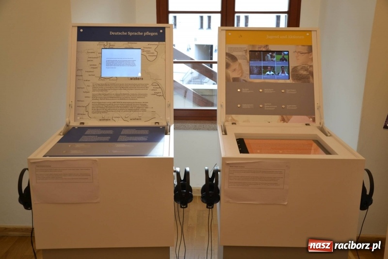 Zdjęcie w galerii na portalu naszraciborz.pl: W dwóch światach. 25 niemieckich historii. Prezentacja mniejszości niemieckich na zamku  wiadomości z regionu