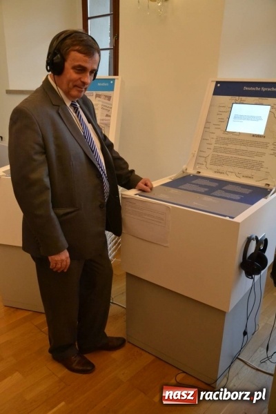 Zdjęcie w galerii na portalu naszraciborz.pl: W dwóch światach. 25 niemieckich historii. Prezentacja mniejszości niemieckich na zamku  wiadomości z regionu