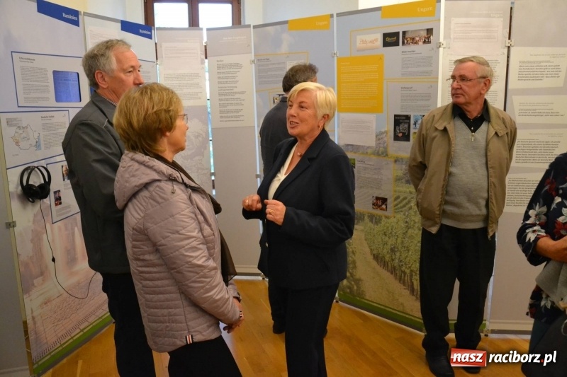 Zdjęcie w galerii na portalu naszraciborz.pl: W dwóch światach. 25 niemieckich historii. Prezentacja mniejszości niemieckich na zamku  wiadomości z regionu
