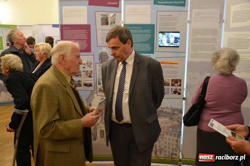 Zdjęcie w galerii na portalu naszraciborz.pl: W dwóch światach. 25 niemieckich historii. Prezentacja mniejszości niemieckich na zamku  wiadomości z regionu