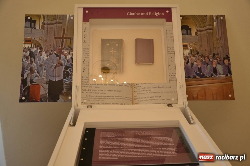 Zdjęcie w galerii na portalu naszraciborz.pl: W dwóch światach. 25 niemieckich historii. Prezentacja mniejszości niemieckich na zamku  wiadomości z regionu