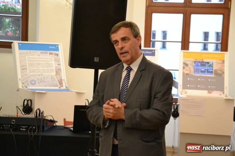 Zdjęcie w galerii na portalu naszraciborz.pl: W dwóch światach. 25 niemieckich historii. Prezentacja mniejszości niemieckich na zamku  wiadomości z regionu