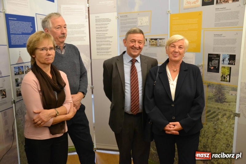 Zdjęcie w galerii na portalu naszraciborz.pl: W dwóch światach. 25 niemieckich historii. Prezentacja mniejszości niemieckich na zamku  wiadomości z regionu