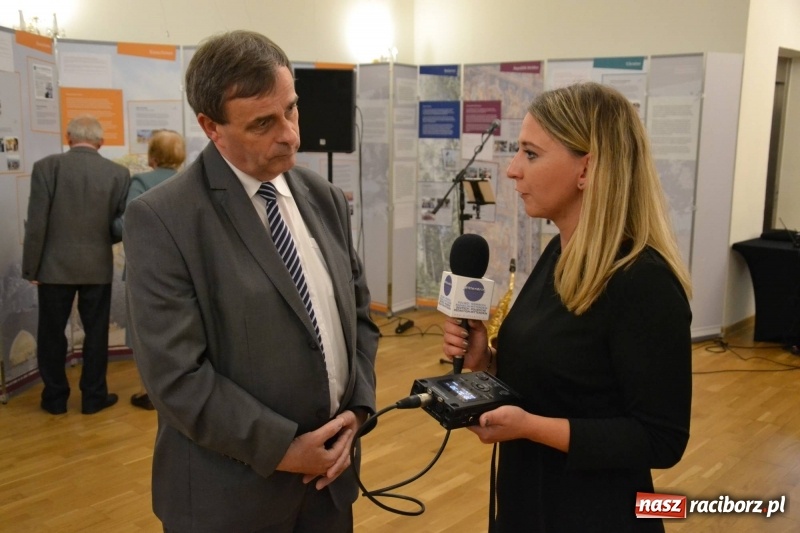 Zdjęcie w galerii na portalu naszraciborz.pl: W dwóch światach. 25 niemieckich historii. Prezentacja mniejszości niemieckich na zamku  wiadomości z regionu