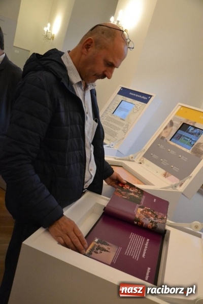 Zdjęcie w galerii na portalu naszraciborz.pl: W dwóch światach. 25 niemieckich historii. Prezentacja mniejszości niemieckich na zamku  wiadomości z regionu
