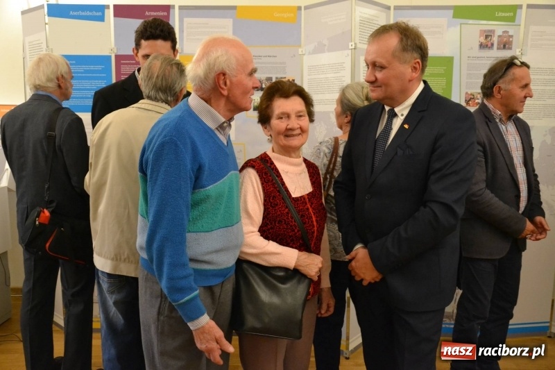Zdjęcie w galerii na portalu naszraciborz.pl: W dwóch światach. 25 niemieckich historii. Prezentacja mniejszości niemieckich na zamku  wiadomości z regionu