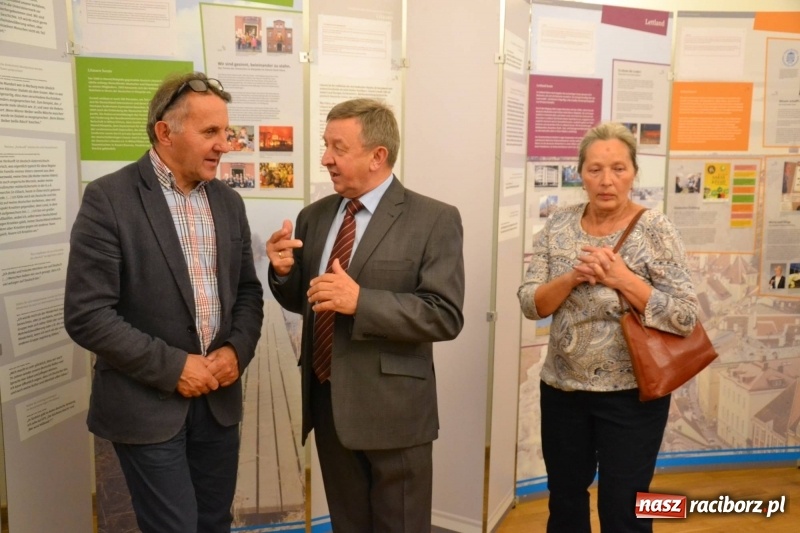 Zdjęcie w galerii na portalu naszraciborz.pl: W dwóch światach. 25 niemieckich historii. Prezentacja mniejszości niemieckich na zamku  wiadomości z regionu