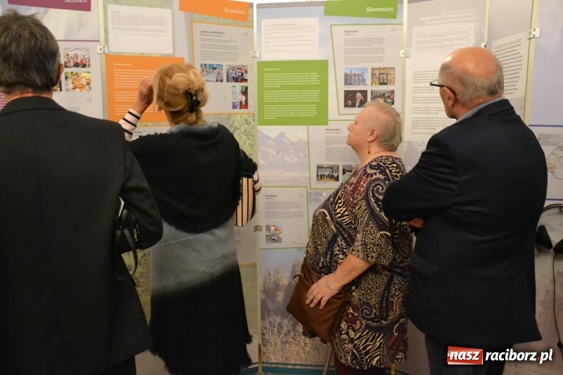 Zdjęcie w galerii na portalu naszraciborz.pl: W dwóch światach. 25 niemieckich historii. Prezentacja mniejszości niemieckich na zamku  wiadomości z regionu