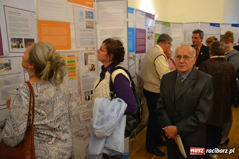 Zdjęcie w galerii na portalu naszraciborz.pl: W dwóch światach. 25 niemieckich historii. Prezentacja mniejszości niemieckich na zamku  wiadomości z regionu