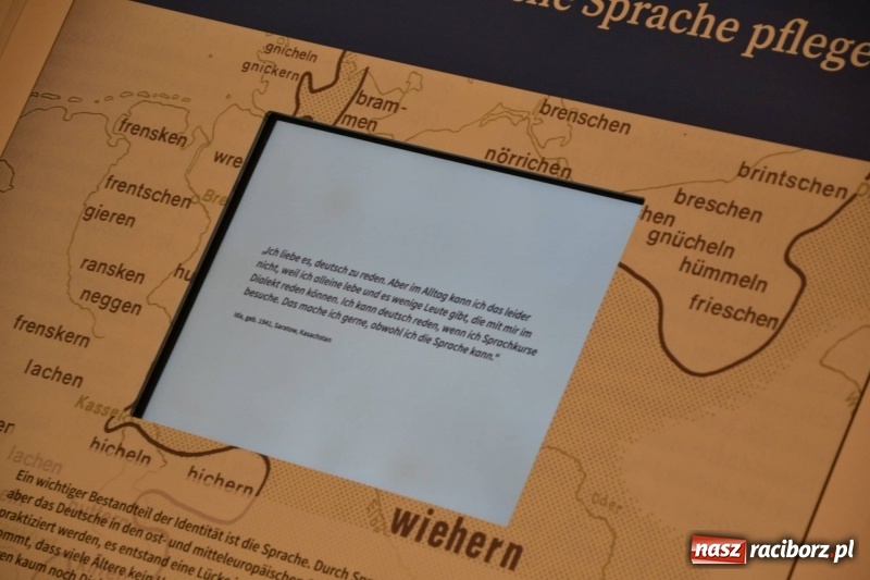 Zdjęcie w galerii na portalu naszraciborz.pl: W dwóch światach. 25 niemieckich historii. Prezentacja mniejszości niemieckich na zamku  wiadomości z regionu