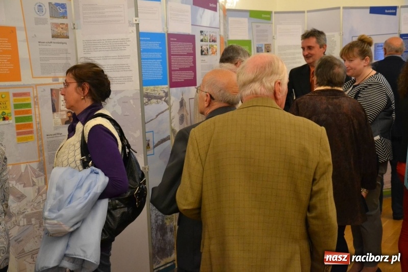 Zdjęcie w galerii na portalu naszraciborz.pl: W dwóch światach. 25 niemieckich historii. Prezentacja mniejszości niemieckich na zamku  wiadomości z regionu