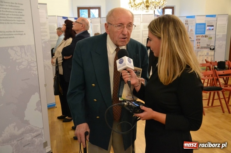 Zdjęcie w galerii na portalu naszraciborz.pl: W dwóch światach. 25 niemieckich historii. Prezentacja mniejszości niemieckich na zamku  wiadomości z regionu