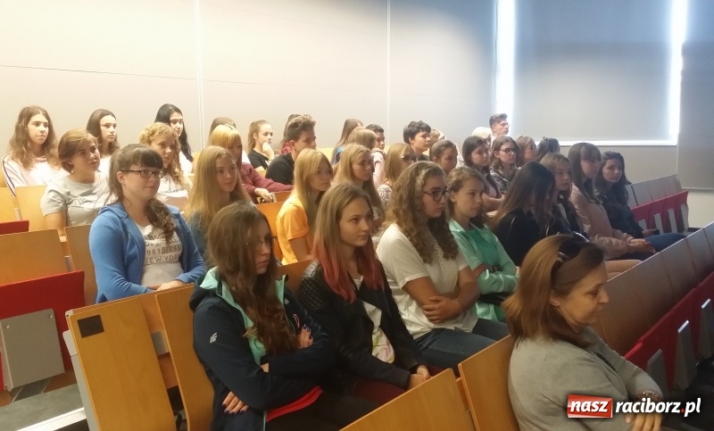 Zdjęcie w galerii na portalu naszraciborz.pl: Uczniowie I LO w Centrum Dydaktyki i Symulacji Medycznej wiadomości z regionu