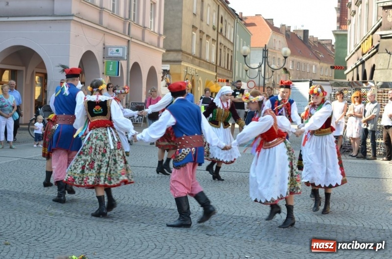 Zdjęcie w galerii na portalu naszraciborz.pl: Piątkowe występy RCK na raciborskim Rynku wiadomości z regionu