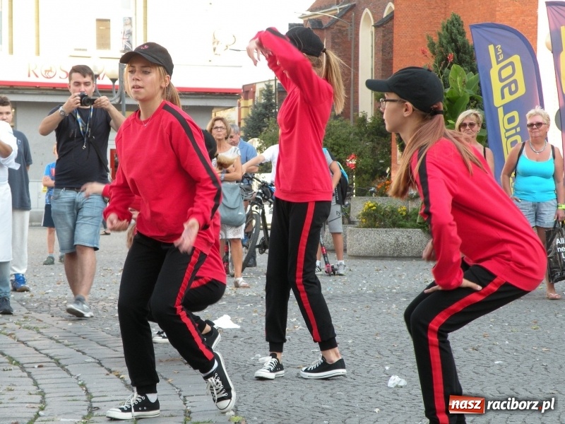 Zdjęcie w galerii na portalu naszraciborz.pl: Piątkowe występy RCK na raciborskim Rynku wiadomości z regionu