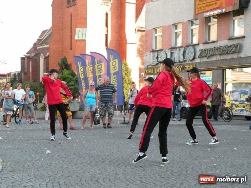 Zdjęcie w galerii na portalu naszraciborz.pl: Piątkowe występy RCK na raciborskim Rynku wiadomości z regionu