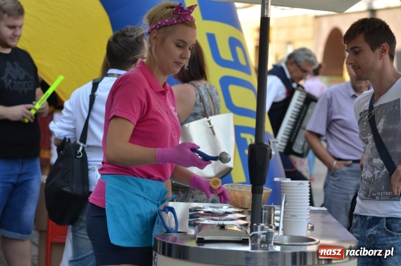 Zdjęcie w galerii na portalu naszraciborz.pl: Piątkowe występy RCK na raciborskim Rynku wiadomości z regionu