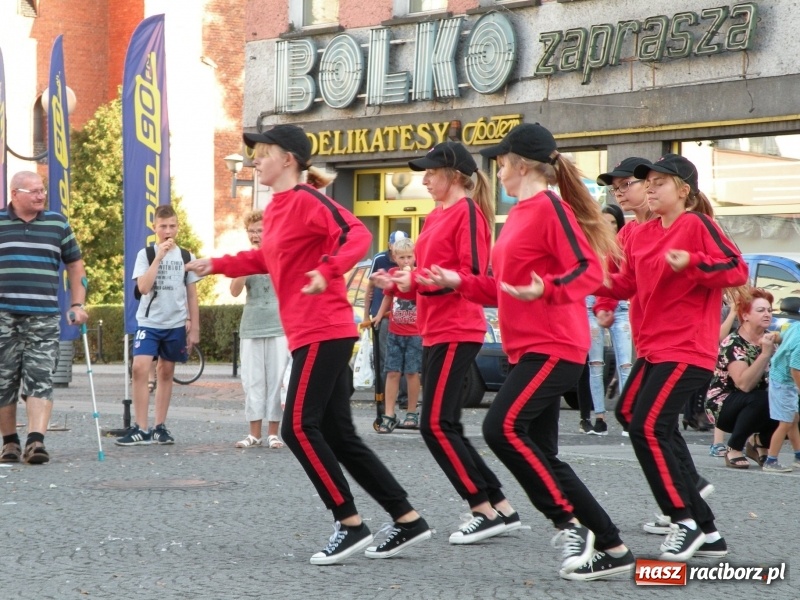 Zdjęcie w galerii na portalu naszraciborz.pl: Piątkowe występy RCK na raciborskim Rynku wiadomości z regionu