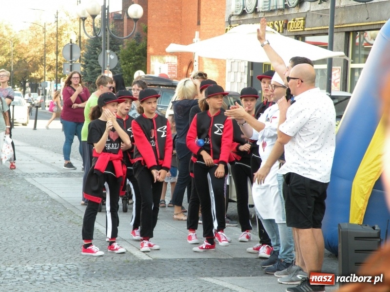 Zdjęcie w galerii na portalu naszraciborz.pl: Piątkowe występy RCK na raciborskim Rynku wiadomości z regionu