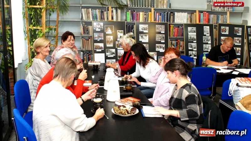 Zdjęcie w galerii na portalu naszraciborz.pl: Dyskusyjny Klub Książki o wakacyjnych lekturach wiadomości z regionu